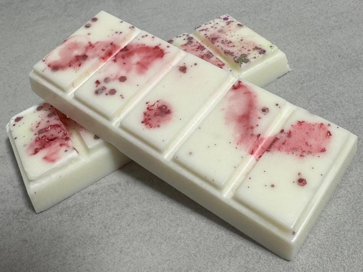 Snapbar wax melts with scored segments